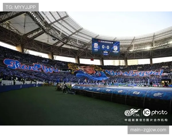 终场哨响，提前保级成功的洛里昂球员与主场球迷共同庆祝